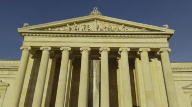 15 Aralık 2023. Münih, Almanya. Munchen Glyptothek Aussenansicht. İnsanlar güneşin tadını çıkarıyor ve Muenchen 'deki Glyptothek yakınlarında dinleniyor. Şehrin kalbinde sakin bir bahar ya da kış gününde sıcaklığın tadını çıkarıyorlar.. 