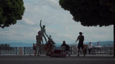 20 Haziran 2024. Zürih, İsviçre. İsviçre 'nin Zürih Gölü' nden Tanınmış Heykel. Zeus 'un güzel çocuğu kaçırılır ve Burkliplatz' daki Olimpos Dağı 'na götürülür.. 