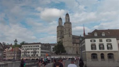 25 Haziran 2024. Zürih, İsviçre. Grossmunster İsviçre 'nin Zürih şehrinde tarihi ikiz kuleli bir kilisedir. Romanesk mimari, Zürih 'in Eski Şehir ve Limmat Nehri manzarası. 