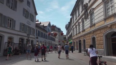 27 Temmuz 2024. Konstanz, Almanya. Turistler yazın Konstanz am Bodensee 'de eski kasabadan geçerler. Altstadt Konstanz, Deutschland 'da mimariyi araştıran antik kentte dolaşan insanlar. 