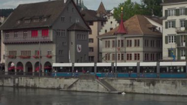 Zürih, İsviçre. Zürih 'in mavi tramvayı şehir merkezi Zuerich' te, Schweiz 'in yaz mevsiminde. Strassenbahn Zürih. Zurcher Tram. Zuri Tramvayı. Avrupa 'da Eko taşımacılık tramvayları. 