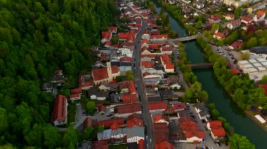 Luftbild der bayerischen Stadt Wolfratshausen und Loisach-Isar-Kanal in Deutschland bei Sonnenuntergang im Sommer. Yukarı Bavyera 'daki Wolfratshausen kasabası ve Almanya' daki nehir manzarası. 