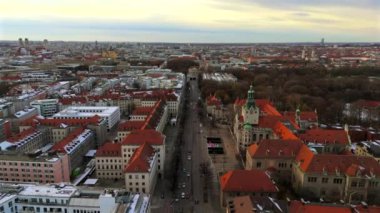 Sonbaharda Münih, Almanya, Bavyera ve ünlü Prinzregentenstrasse veya Prince-Regent Caddesi 'nin havadan görünüşü. Luftaufnahme der Prinzregentenstrasse im Stadtzentrum von Muenchen. 