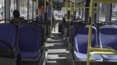 25 Nisan 2022. Münih, Almanya. Şehir otobüsü hatta, güneşli bir havada içeriden vurulmuş, neredeyse boş. Münih 'te toplu taşıma. Araba kazası. Bayern Deutschland bölgesindeki belediye araçları. 