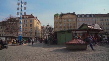 1 Mayıs 2022. Münih, Almanya. Muenchen, Deutschland 'daki Haidhausen Historischer Marktplatz' daki en güzel Wiener Platz Meydanı. Haidhausen 'in kalbi Güzel Wiener Platz ve pazarı. 
