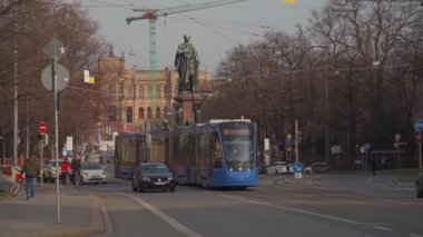 20 Nisan 2022. Münih, Almanya. Muenchen 'de tramvay, şehir merkezinde mavi tramvay, çevre dostu toplu taşıma. Sürdürülebilir demiryolu altyapısı ile modern kentsel hareketlilik. Strassenbahn, Münih