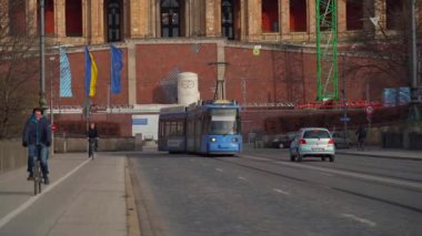 20 Nisan 2022. Münih, Almanya. Muenchen 'de tramvay, şehir merkezinde mavi tramvay, çevre dostu toplu taşıma. Sürdürülebilir demiryolu altyapısı ile modern kentsel hareketlilik. Strassenbahn, Münih