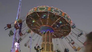 2 Ekim 2024. Münih, Almanya. Ekim Festivali sırasında eğlence parkındaki Viyana atlıkarıncasında güzel bir ışık vardı. Münih 'te Wiyana sosisi var. Wellenflieger Oktoberfest. 