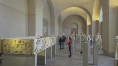 14 Ocak 2024. Münih, Almanya. Innenraum Glyptothek und Ausstellungen im Inneren in Munchen am Konigsplatz, Deutschland. Munchener Glyptothek. Glyptothek Münih antik heykel koleksiyonu. 