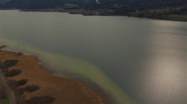 İlkbaharda Almanya 'nın Bavyera kentindeki Tegernsee' nin çarpıcı hava manzarası. Sahne, kristal berrak gölü, geleneksel köyleri ve barışçıl atmosferiyle Bavyera Alplerinin cazibesini yakalıyor.