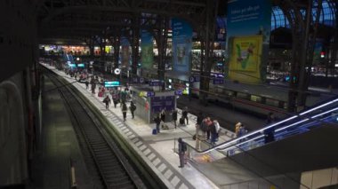 31 Aralık 2023. Hamburg, Almanya. Hamburg Hauptbahnhof 'da akşam, merkez istasyon. Yoğun platformlar, gezginler ve trenlerle dolu kentsel ulaşımın canlı merkezi, verimlilik ve bağlantı sergiliyor. 