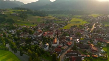 Oberstdorf yakınlarındaki Fischen im Allgau 'nun güneşli yaz havasında Bavyera, Almanya' daki Landkreis Oberallgau 'da hava görüntüsü. Fischen im Allgaeu Luftaufnahme. Pfarrkirche St. Verena 'da. Frauenkapelle.. 