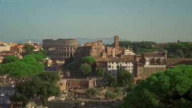 Roma şehri manzarası ve gözlem güvertesi Atrio della liberta 'dan kolezyum manzarası. Roma ufuk çizgisi ve Piazza Venezia 'dan Colosseum. Kolezyum ve Roma Forumu ile Roma şehrinin en iyi manzarası. 