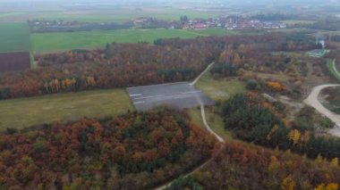 Almanya 'nın Münih kentindeki kapalı Flughafen Münih havaalanındaki pist görüntüsü Riemer Park' a döndü. Kleinen Teil Start und Landebahn des Flughafen Muenchen-Riem Luftaufnahme. 
