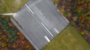 Almanya 'nın Münih kentindeki kapalı Flughafen Münih havaalanındaki pist görüntüsü Riemer Park' a döndü. Kleinen Teil Start und Landebahn des Flughafen Muenchen-Riem Luftaufnahme. 