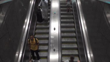 31 Temmuz 2024. Köln, Almanya. Koeln Hauptbahnhof 'da pırıl pırıl bir akşam, istasyonlar mimariyi aydınlatıyor, parlayan işaretler ve yürüyen merdivenler platformları birleştiriyor, bu büyük ulaşım merkezini gösteriyor.. 