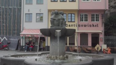 31 Haziran 2024. Köln, Almanya. Fischweiberbrunnen, Fishwives Fountain eski kasabanın kalbinde, Koeln, Deutschland 'deki tarihi renkli evlerin önünde yer alıyor. Brunnen der Fischweiber. Fischmark. 