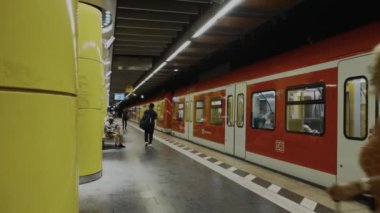 11 Temmuz 2024. Münih, Almanya. Münih Bayern 'de Rosenheimer Platz Haltestelle. S-Bahnhof Muenchen Rosenheimer Platz. S-Bahnh Rosenheimer Platz. Banliyö tren istasyonundaki yolcular. 