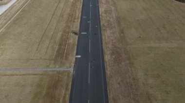 Münih, Almanya Landschaftspark Hachinger Tal. Fliegerhorst Neubiberg ist ein ehemaliger Fliegerhorst in Suden von Munchen. Flugplatz Munchen Sud Luftaufnahme. Park Münih 'te kapalı bir havaalanı. Pist. 