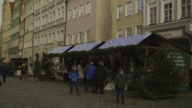 14 Aralık 2024. Landshut, Almanya. Adventsstadt Landshut. Landshut 'lı Christkindlmark. Altstadt 'taki Kunst-und Schauhandwerkermarkt. İnsanlar Noel pazarında eski şehir merkezinde geziniyor.. 