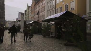 14 Aralık 2024. Landshut, Almanya. Adventsstadt Landshut. Landshut 'lı Christkindlmark. Altstadt 'taki Kunst-und Schauhandwerkermarkt. İnsanlar Noel pazarında eski şehir merkezinde geziniyor.. 