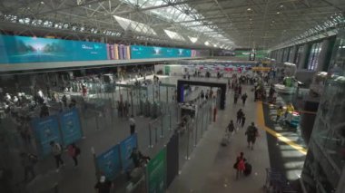 15 Ekim 2023. Roma, İtalya. Aeroporto Leonardo da Vinci di Roma Fiumicino. Leonardo da Vinci Roma Fiumicino Havaalanı. Yukarıdan birçok insanın görüntüsü, yoğun saatler, ana havaalanı koridorunda yolcu akışı.. 