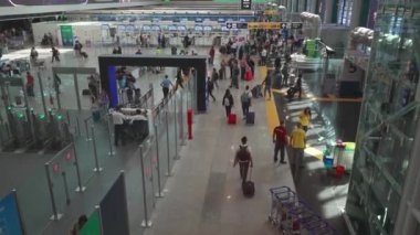 15 Ekim 2023. Roma, İtalya. Aeroporto Leonardo da Vinci di Roma Fiumicino. Leonardo da Vinci Roma Fiumicino Havaalanı. Yukarıdan birçok insanın görüntüsü, yoğun saatler, ana havaalanı koridorunda yolcu akışı.. 