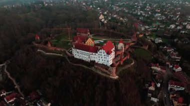 Die Burg Trausnitz ist eine Burg oberhalb der Altstadt der niederbayerischen Bezirkshauptstadt Landshut, in der Gemarkung Berg ob Landshut Deutschland, Luftaufnahme. Trausnitz Kalesi hava görüntüsü. 