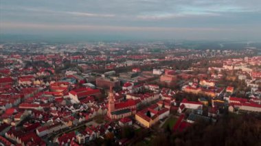 Landshut, Bavyera, Almanya 'daki St. Jodok Kilisesi' nin havadan görünüşü. Bu pitoresk sahne, sevimli eski kasabayı, Gotik mimariyi, kırmızı çatıları ve Isar Nehri boyunca huzurlu kaldırım taşlı caddeleri yakalıyor.. 