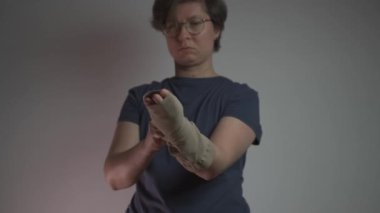 Kadın kolundaki damar sağlığı için, tromboz ve damar tıkanıklığını önlemek için koluna baskı uyguluyor. Bu tıbbi giysi dolaşımı destekler ve varis ve venöz sorunların yönetilmesine yardımcı olur.. 