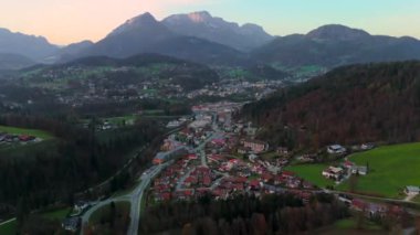Günbatımında Almanya 'nın Bavyera kentindeki Berchtesgaden dağının hava manzarası. Berchtesgaden ist ein Markt im Landkreis Berchtesgadener Land I aussersten Sudosten Oberbayerns Luftaufnahme. 