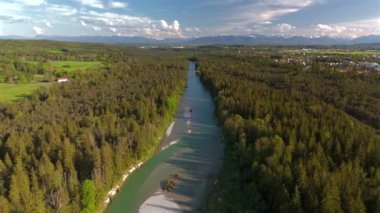 Marienbrucke, Almanya 'nın Upper Bavyera bölgesindeki Wolfratshausen yakınlarında Isar Nehri üzerinde yaz aylarında havadan görüntülenen motorlu araçlar, bisikletçiler ve yayalar için bir karayolu köprüsü. Marienbruecke von der Isar aus gesehen. 