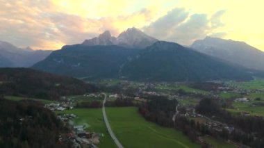 Günbatımında Almanya 'nın Bavyera kentindeki Berchtesgaden dağının hava manzarası. Berchtesgaden ist ein Markt im Landkreis Berchtesgadener Land I aussersten Sudosten Oberbayerns Luftaufnahme. 