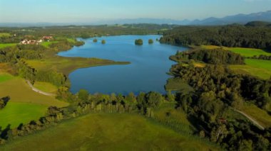 Seehamer, Bayern 'de, Deutschland Luftbild im Sommer' de. Almanya, Bavyera 'da yaz mevsiminde Seehamer Gölü' nün hava manzarası güneşlidir. Almanya 'da doğa ve doğa kaynakları teması. Peyzaj haftsschutzgebiet. 