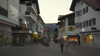 20 Eylül 2023. Oberstdorf, Allgaeuer Alpleri, Allgaeu, Bavyera, Almanya. İnsanlar Güney Deutschland 'daki Bavyera Alpleri' nde küçük bir kasabada dolaşıyorlar. Şehir merkezinde Oberstdorf 'tan ziyaretçiler ve turistler. 