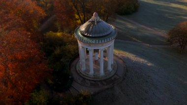 Monopteros im Englischen Garten Deutschland, Munchen Luftaufnahme im Herbst. Muenchen 'de Monopteros Gözcü Noktası ve yuvarlak tapınak İngiliz Bahçe Almanya' sında, Sonbaharda Münih hava manzarası. 