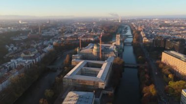 Almanya 'nın Münih kentindeki Alman Bilim ve Teknoloji Başyapıtları Müzesi sonbaharda görülüyor. Luftaufnahme Deutsches Müzesi von Meisterwerken der Naturwissenschaft und Technik. Museumsinsel. 