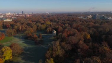 Monopteros im Englischen Garten Deutschland, Munchen Luftaufnahme im Herbst. Muenchen 'de Monopteros Gözcü Noktası ve yuvarlak tapınak İngiliz Bahçe Almanya' sında, Sonbaharda Münih hava manzarası. 