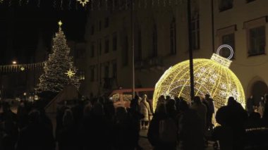 14 Aralık 2024. Landshut, Almanya. Advent Town Landshut Akşamları, ziyaretçiler büyülü atmosferde Christkindlmarkt ve zanaat pazarının tadını çıkarırken eski şehir merkezi şenlikli ışıklarla parlıyor