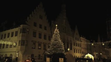 14 Aralık 2024. Landshut, Almanya. Ziyaretçiler, Noel pazarında aydınlanmış bir şekilde, festival atmosferinin tadını çıkararak şehir merkezinde geziniyorlar. Advent Town Landshut 'ta. Deutschland 'da çok zekiyiz.. 