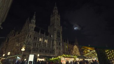 20 Aralık 2023. Münih, Almanya. Ufaklık Christkindlmarkt ben Marienplatz. Tanrı aşkına, Mark. Klassische Christkindlmarkt. Weihnachtsmarkt, Münih, Deutschland 'da. Almanya 'da Noel Fuarı. 