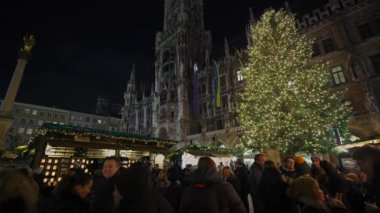 20 Aralık 2023. Münih, Almanya. Ufaklık Christkindlmarkt ben Marienplatz. Tanrı aşkına, Mark. Klassische Christkindlmarkt. Weihnachtsmarkt, Münih, Deutschland 'da. Almanya 'da Noel Fuarı. 