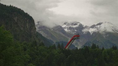 Almanya 'nın Stillachtal Vadisi Bavyera' da Oberstdorf 'a bağlı Allgau köyü yakınlarındaki Heini-Klopfer kayak manzarası. Oberstdorf, Skiflugschanze mit Freibergsee. Heini Klopfer Skifly atlayışı. Kayak atlayışı Freibergsee