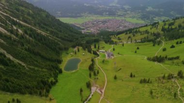 Oberstdorf 'taki hava manzaralı Nebelhorn kar yapma göleti, doğal kar yağışına rağmen kayak faaliyetlerini destekleyen yapay kar için su toplar. Alplerde sürdürülebilir kar örtüsünü desteklemek. 