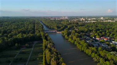 Stauwehr Muenchen, Bayern, Deutschland Luftaufnahme im Sommer. Almanya 'nın Münih' teki Isar Nehri 'ndeki baraj manzarası. İngiliz bahçesinin en üst manzarası ve Isar Nehri üzerindeki baraj.. 