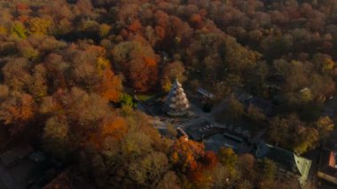 Chinesischer Turm im Englischen Garten Munchen, Alman Luftaufnahme im Herbst. İngiliz Bahçe Münih 'inde Çin Kulesi, sonbaharda Almanya hava manzarası. İngiliz Bahçesi 'nin simgesi. 
