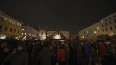 20 Aralık 2023. Münih, Almanya. Mittelalterlicher Weihnachtsmarkt am Wittelsbacherplatz, Deutschland, Münih. Mittelalterliche Weihnachtsmarkt mit Adventspektakel in Muenchen. 