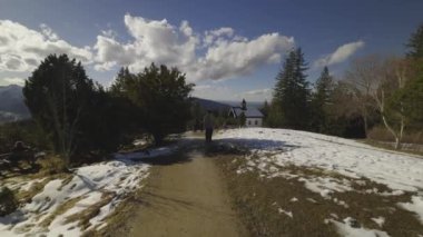 1 Mart 2024. Tegernsee, Almanya. Neureuth Kapelle am Tegernsee ilkbaharda karlı bir günde. Tegernsee Gölü 'nün yukarısındaki Neureuth Alp' in yanındaki küçük beyaz şapel. Dağın tepesinde küçük bir kilise.. 