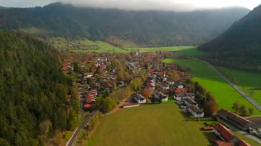 Bayern 'deki Bayrischzell Gemeinde, Deutschland Luftaufnahme im Herbst. Almanya 'nın Bavyera kentindeki Bayrischzell şehrinin sonbaharda güneşli bir havada Alpler tarafından çevrelenmiş havadan görünüşü. Urlaub Oberbayern 'de. 