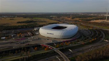 Frottmaning, Muenchen, Bayern Deutschland, Luftaufnahme im Herbst bei sonnigem Wetter 'deki Allianz Arena Munchen Stadyumu. Almanya, Münih 'teki Bayern Münih Stadyumu hava manzaralı. Münih Futbol Arenası